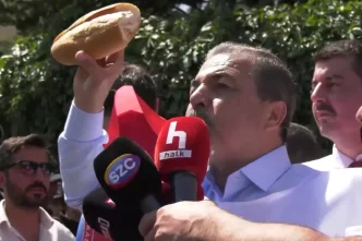 Memurlar sokaga indi Calisma Bakanliginin onune ekmek biraktilar