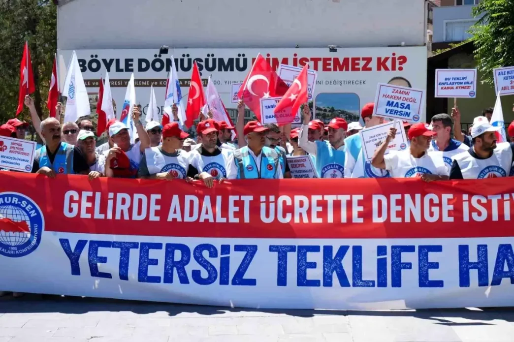 Nigdede Memur Sen Uyeleri Zam Teklifine Tepki Gosterdi