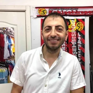 Omer Karanfil Bankaciliktan Forma Saticiligina Donus Yapti
