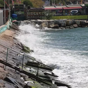 Poyraz Tekirdagda Deniz Ulasimini Aksatiyor