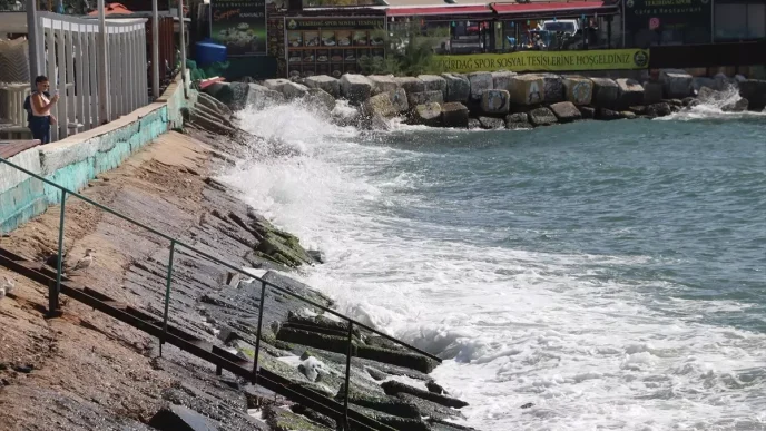 Poyraz Tekirdagda Deniz Ulasimini Aksatiyor