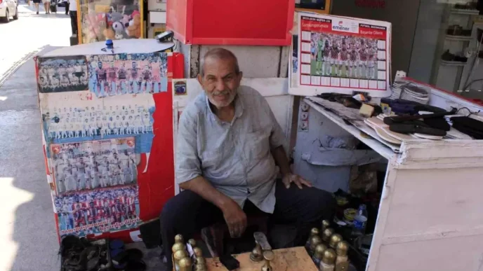 Samsunlu ayakkabi boyacisi 55 yildir devlet ve sanat dunyasindan isimlerin