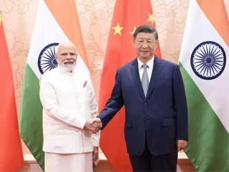 Si Cinping ve Narendra Modi Tiencinde Bir Araya Geldi