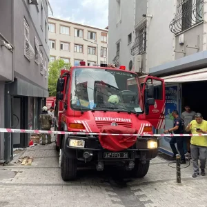Sislide Kozmetik Dukkaninda Yangin 3 Kisi Dumandan Etkilendi