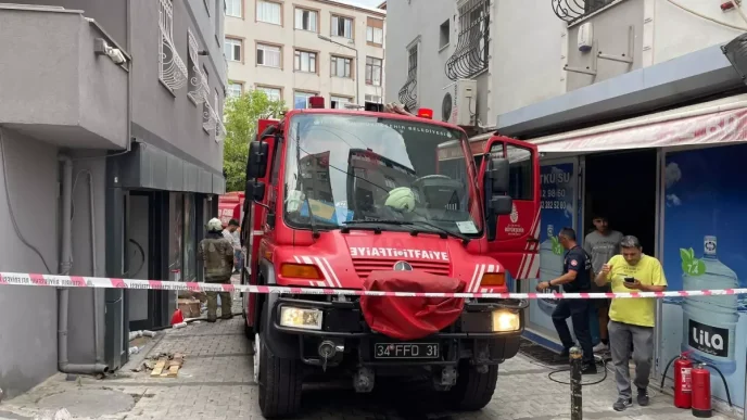 Sislide Kozmetik Dukkaninda Yangin 3 Kisi Dumandan Etkilendi