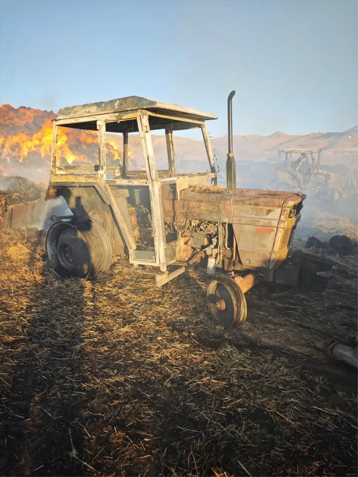 Sivasta Saman Yangini 4 Traktor ve 5 Romork Yandi