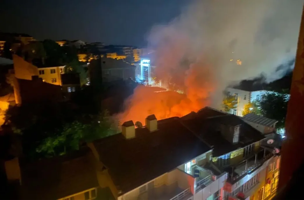 Tavsanlida Elektrik Kontagindan Yangin Kuafor Dukkani Kullanilamaz Hale Geldi