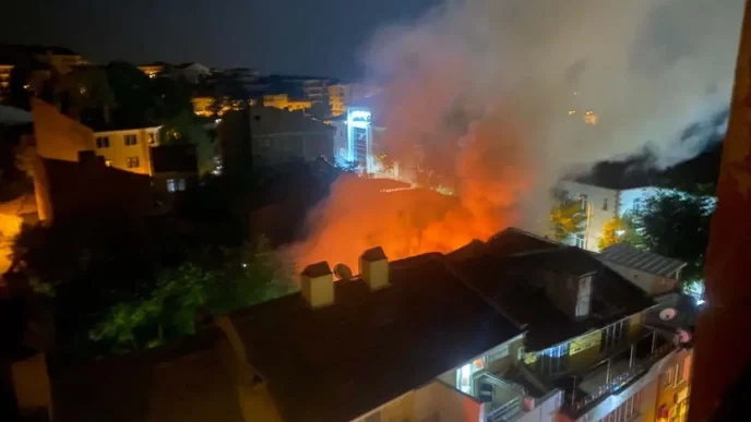 Tavsanlida Elektrik Kontagindan Yangin Kuafor Dukkani Kullanilamaz Hale Geldi