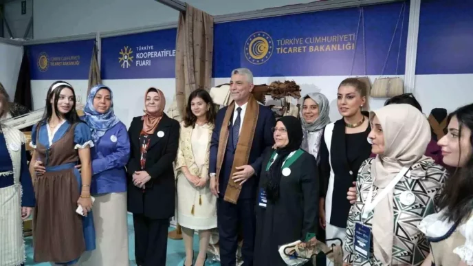 Ticaret Bakani Omer Bolat 2025 Turkiye Kooperatifler Fuarini Ziyaret Etti