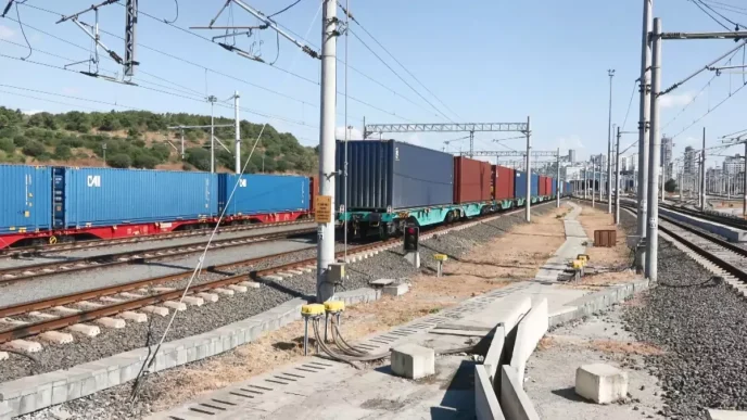 Turkiye Cin Avrupa Demiryolu Hattinda yola cikan iki yuk treni Istanbula ulasti