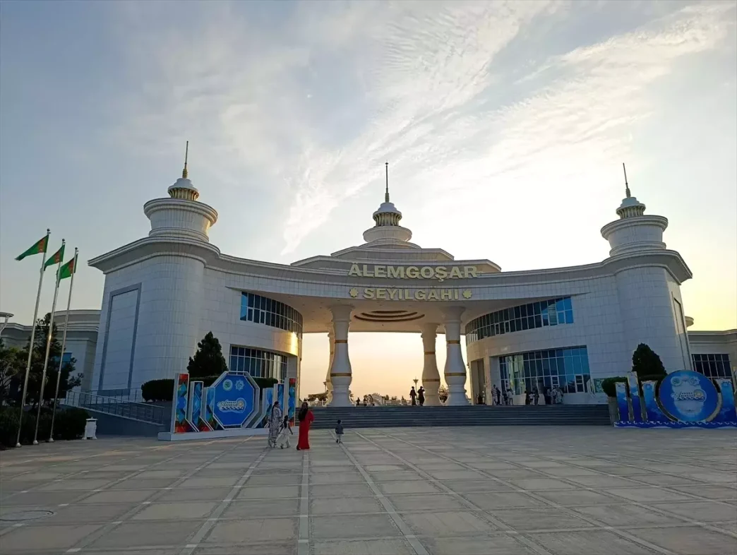 Turkmenistanin Avaza Bolgesi Yesil Beyaz ve Mavi ile Turizmin Gozdesi