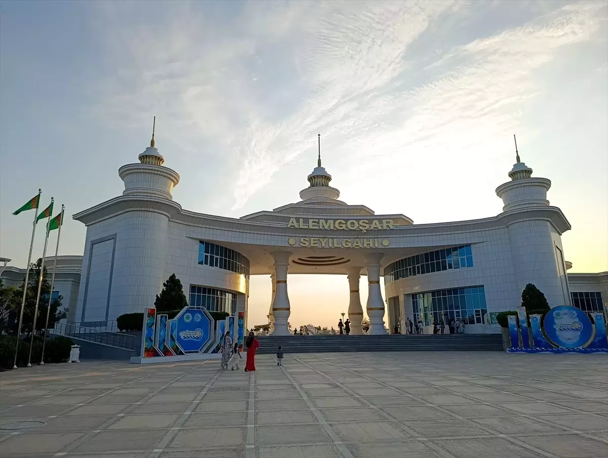Turkmenistanin Avaza Bolgesi Yesil Beyaz ve Mavi ile Turizmin Gozdesi