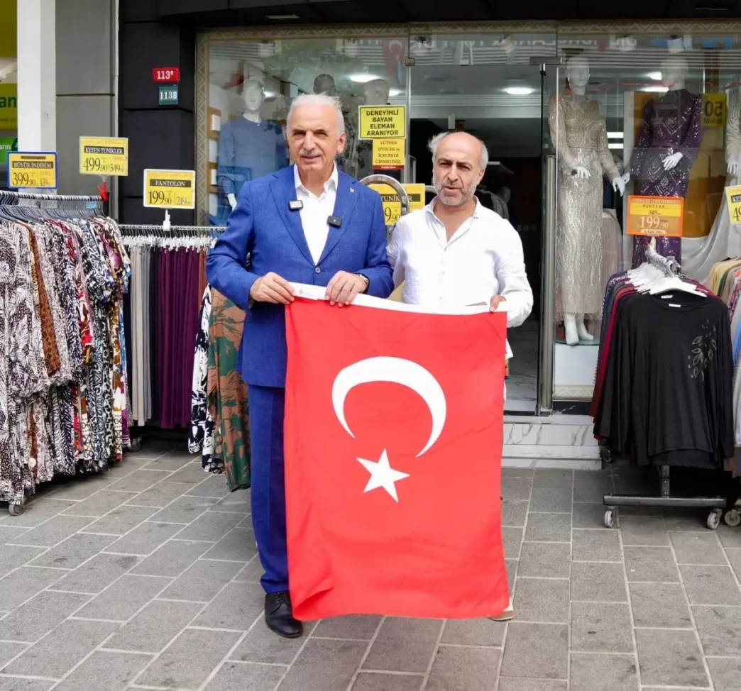 Umraniye Belediyesi 40 Bin Turk Bayragini Hane ve Esnafa Ulastirdi