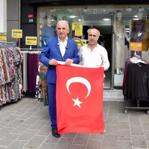 Umraniye Belediyesi 40 Bin Turk Bayragini Hane ve Esnafa Ulastirdi