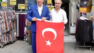 Umraniye Belediyesi 40 Bin Turk Bayragini Hane ve Esnafa Ulastirdi