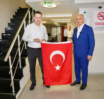 Umraniye Belediyesi Terorsuz Turkiye Kampanyasi Kapsaminda 40 Bin Turk Bayragi