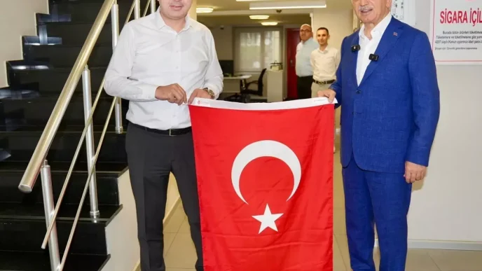 Umraniye Belediyesi Terorsuz Turkiye Kampanyasi Kapsaminda 40 Bin Turk Bayragi