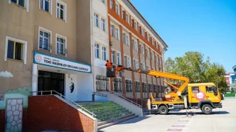 Umraniye Belediyesinden Okullara Yenileme Calismalari