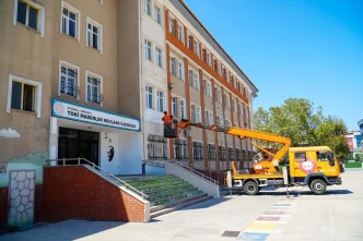 Umraniye Belediyesinden Okullara Yenileme Calismalari