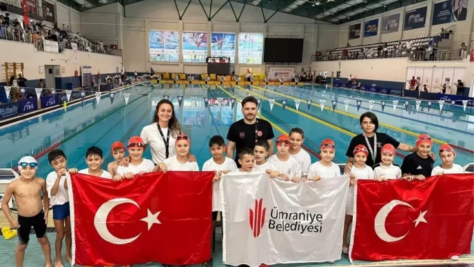 Umraniye Minik Yuzuculerinden Buyuk Basari