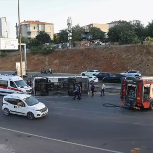 Umraniye TEM Otoyolunda Servis Araci Devrildi