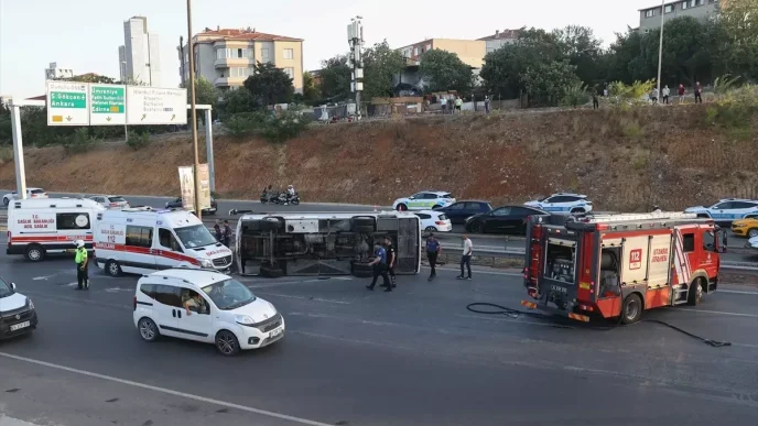 Umraniye TEM Otoyolunda Servis Araci Devrildi