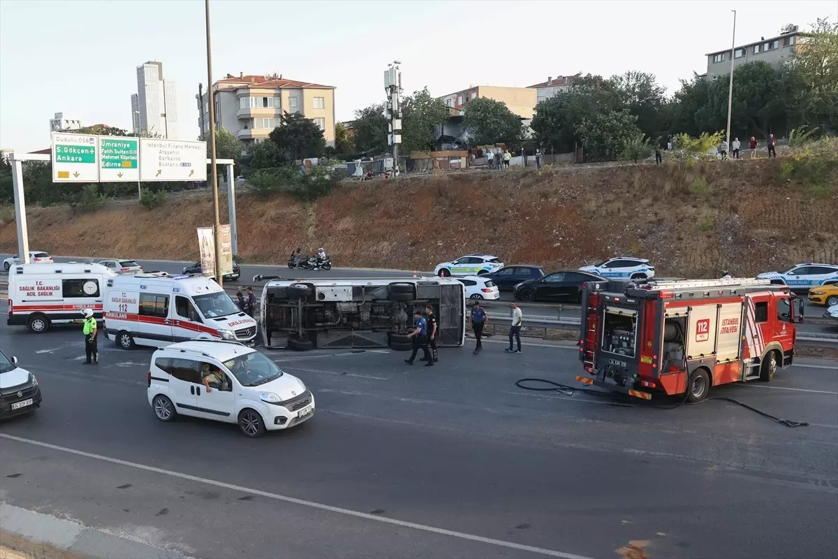 Umraniye TEM Otoyolunda Servis Araci Devrildi
