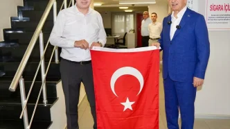 Umraniyede 40 Bin Turk Bayragi Dagitildi
