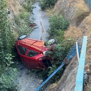 Umraniyede Arac Dereye Dustu Surucu Yaralandi