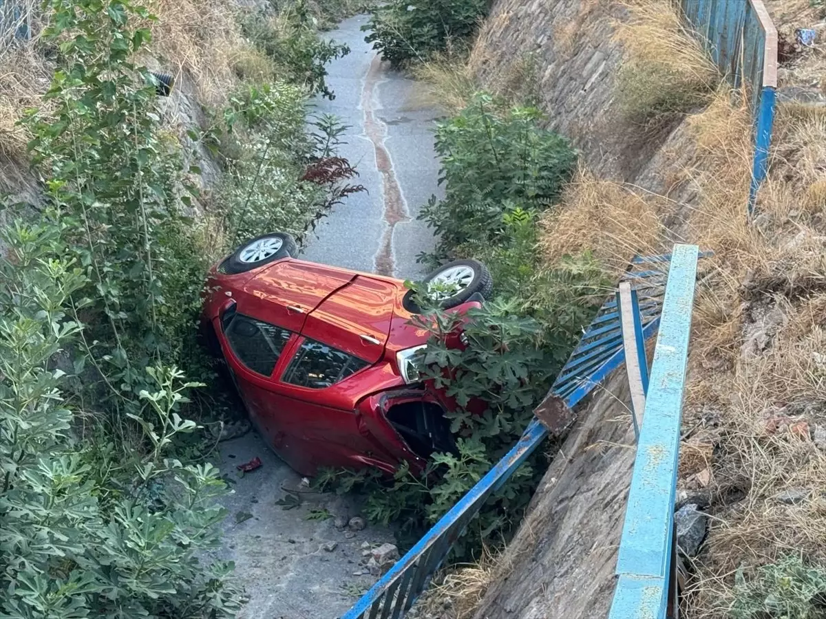 Umraniyede Arac Dereye Dustu Surucu Yaralandi