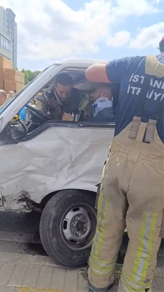 Umraniyede Hafif Ticari Araclarin Kazasi Bir Kisi Yaralandi