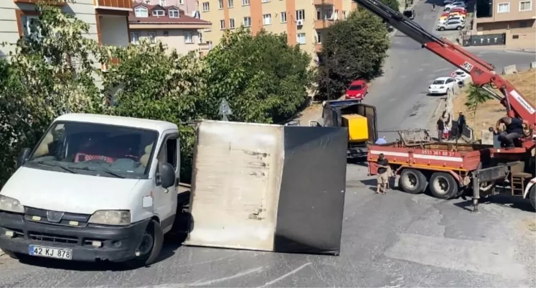 Umraniyede Kamyon Kazasi Jenerator Yola Devrildi