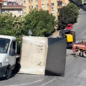 Umraniyede Kamyon Kazasi Jenerator Yola Devrildi