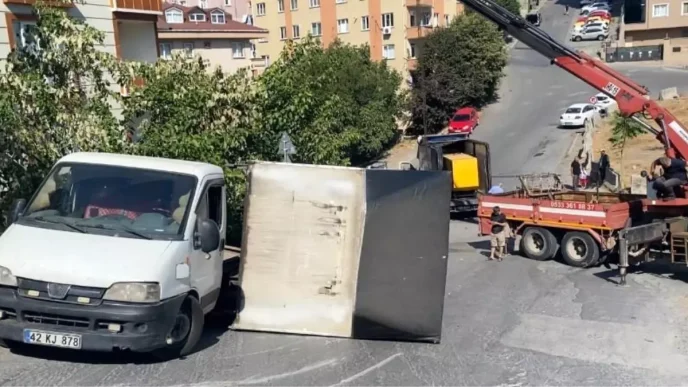 Umraniyede Kamyon Kazasi Jenerator Yola Devrildi