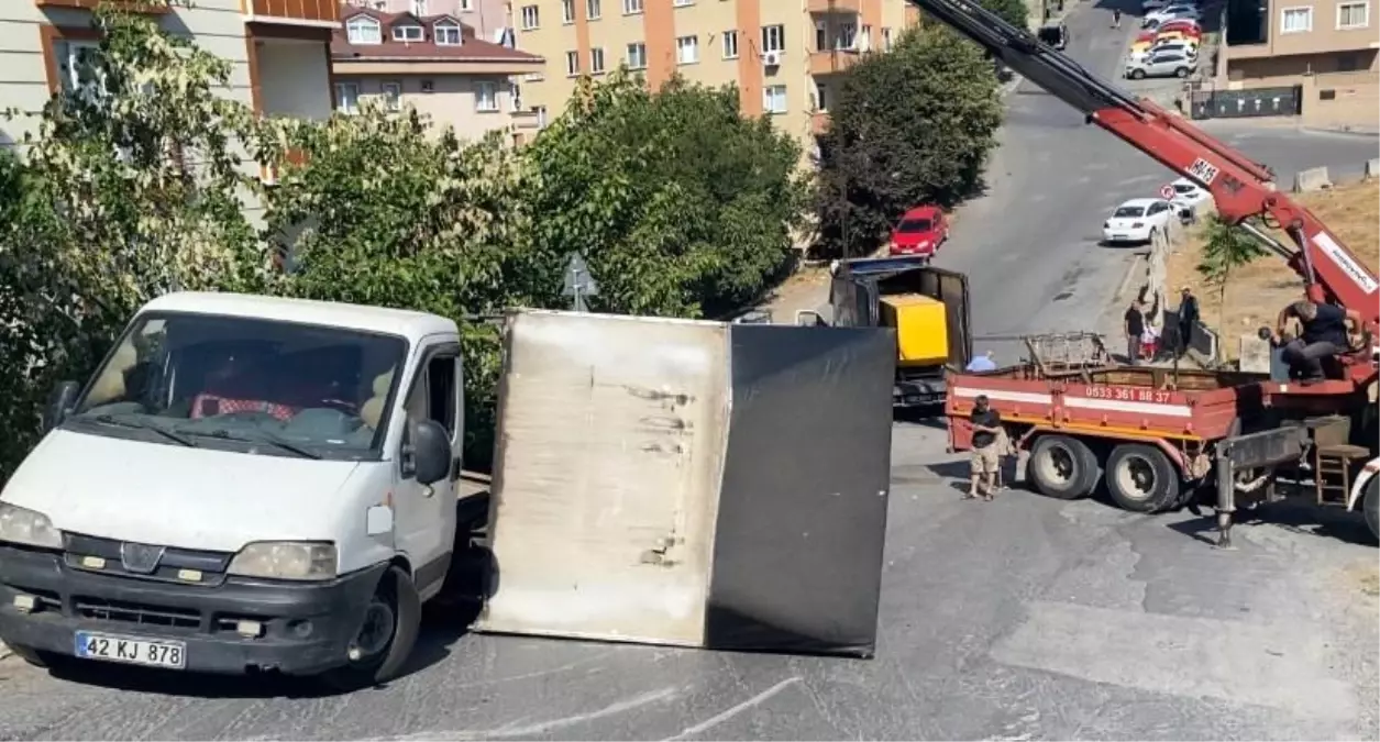Umraniyede Kamyon Kazasi Jenerator Yola Devrildi