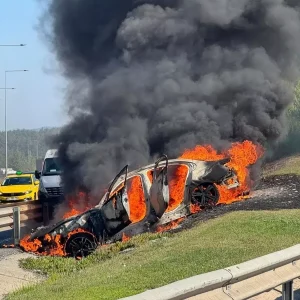 Umraniyede Kaza Yapan Otomobil Alev Aldi