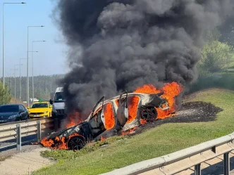 Umraniyede Kaza Yapan Otomobil Alev Aldi