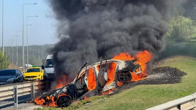 Umraniyede Kaza Yapan Otomobil Alev Aldi