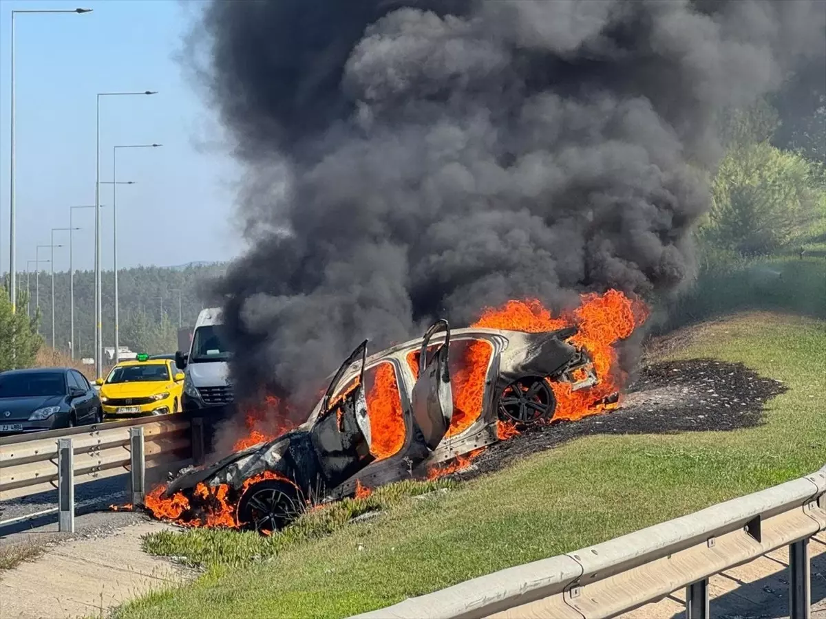 Umraniyede Kaza Yapan Otomobil Alev Aldi