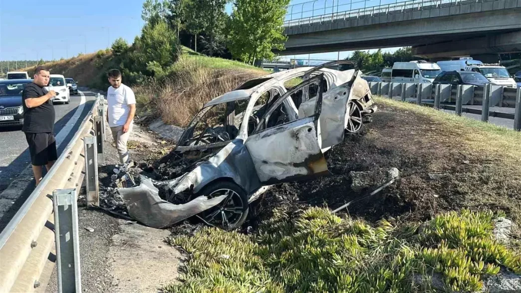 Umraniyede Kontrolden Cikan Otomobil Alevlere Teslim Oldu