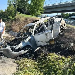 Umraniyede Kontrolden Cikan Otomobil Alevlere Teslim Oldu