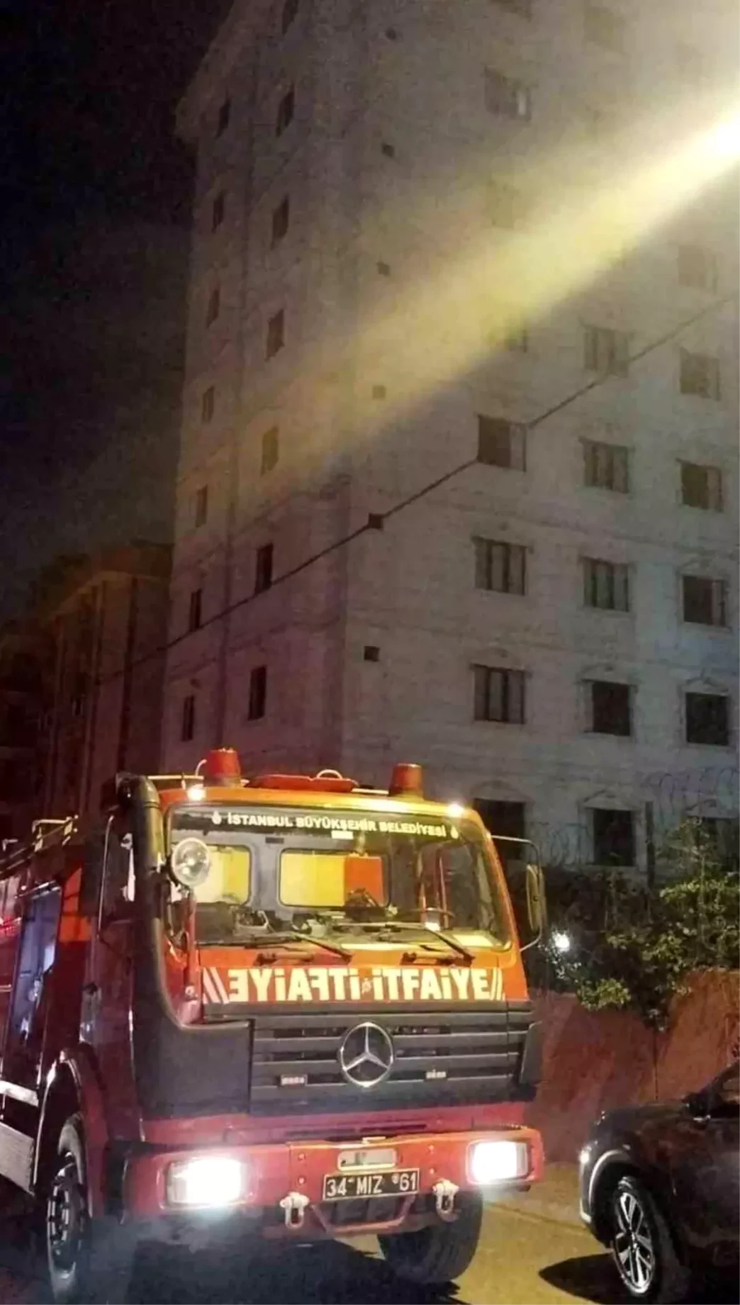 Umraniyede Otelde Yangin Panigi Itfaiye Zamaninda Mudahale Etti