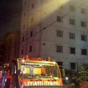 Umraniyede Otelde Yangin Panigi Itfaiye Zamaninda Mudahale Etti