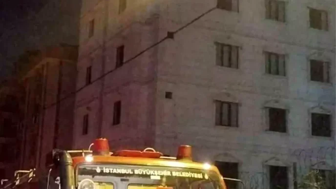 Umraniyede Otelde Yangin Panigi Itfaiye Zamaninda Mudahale Etti