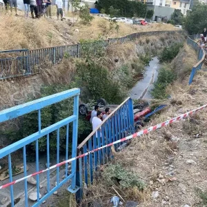 Umraniyede Otomobil Dereye Dustu Surucu Vatandaslarca Kurtarildi