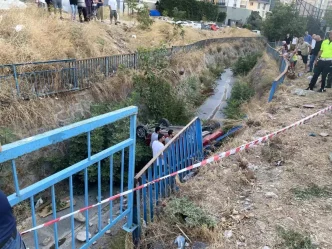 Umraniyede Otomobil Dereye Dustu Surucu Vatandaslarca Kurtarildi