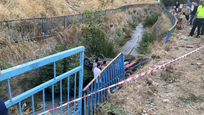 Umraniyede Otomobil Dereye Dustu Surucu Vatandaslarca Kurtarildi