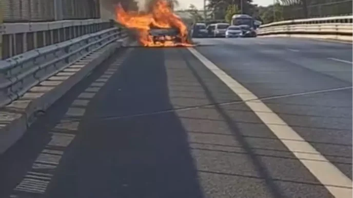 Umraniyede Otomobilde Yangin Cikti Haberler