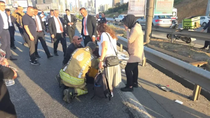 Umraniyede servis midibusu devrildi 2 Ek goruntu
