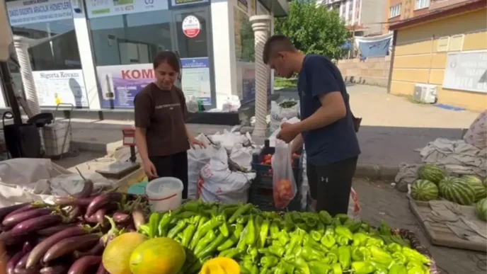 Universite Ogrencisi Kardesler Aile Ekonomisine Destek Oluyor